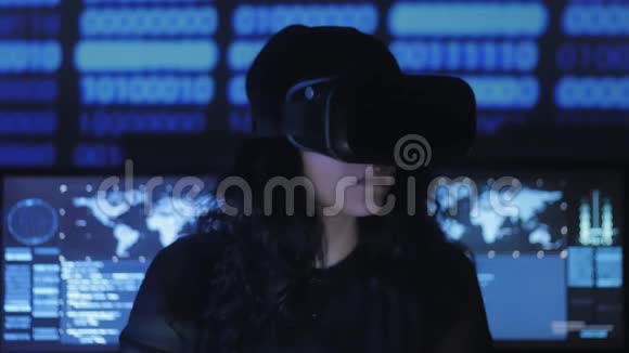 女性黑客程序员使用虚拟现实头盔进行编程未来的IT技术视频的预览图