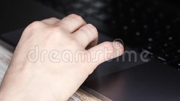 键盘上输入女性手的特写视频的预览图