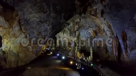 活动到洞穴天花板被五颜六色的灯具照亮视频的预览图