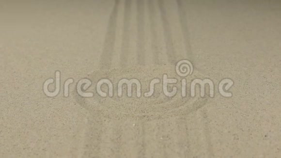 在沙子上同心圆和线条有一个设计师的地方沙子的质地视频的预览图