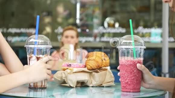 丰盛的早餐特写手粘着眼镜与新鲜的背景上的街道咖啡馆新鲜的糕点视频的预览图