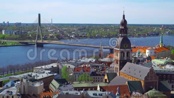 利加天际线拉脱维亚里加的鸟瞰图拉托维亚圣彼得教堂塔里加全景视频的预览图