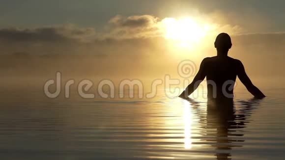 嬉戏的人在夕阳西下在湖中打水视频的预览图