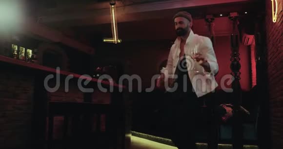 自由式舞蹈专业男子与胡须在黑暗酒吧与惊人的背景视频的预览图