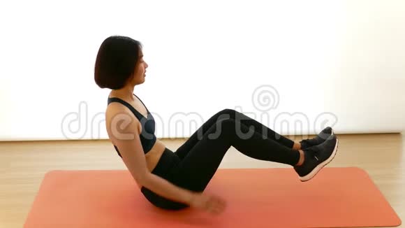 漂亮的泰国亚裔女孩正在做俄罗斯扭扭捏捏的空中有氧运动在白色背景的健身节目康塞普视频的预览图