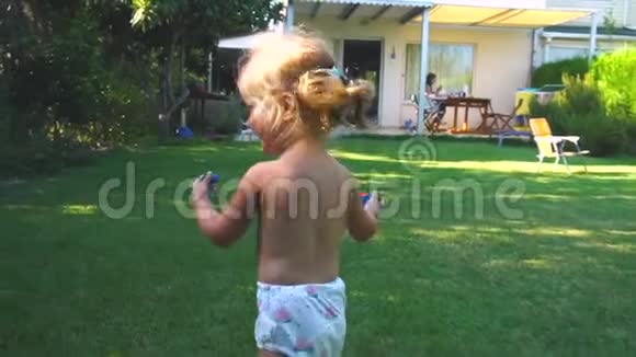 小女孩在草坪上跑来跑去视频的预览图
