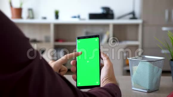 男人手里拿着一个带有绿色屏幕色度的鱼视频的预览图