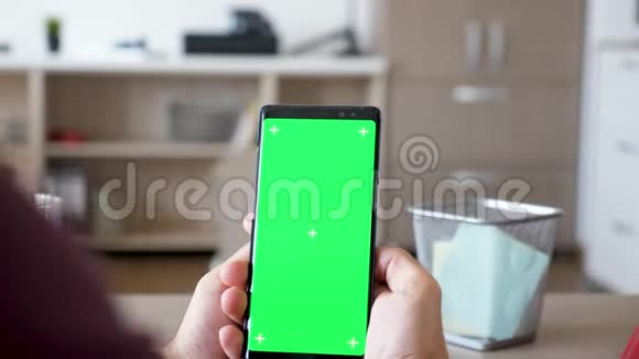 展示了一个人手拿着一个带有绿色屏幕彩色模型的智能池塘的镜头视频的预览图