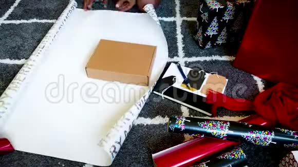 一个男人在家里用节日包装纸包装礼物时光流逝视频的预览图