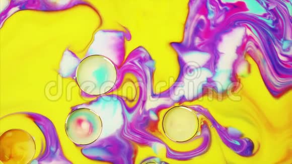 五颜六色气泡的奇妙结构抽象的彩色油漆视频的预览图
