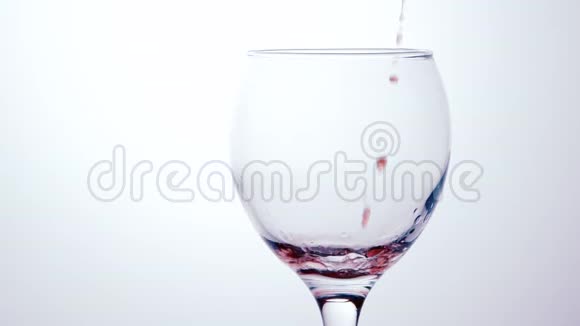 红酒倒进杯子里白色背景视频的预览图