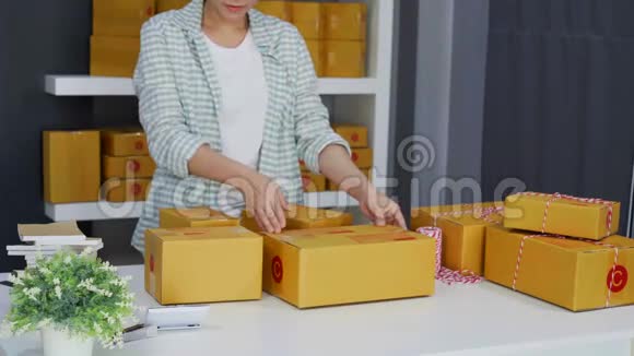 女企业家安排一个盒子交付给客户视频的预览图