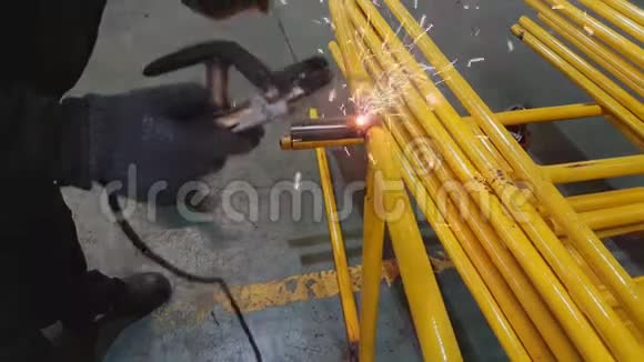工焊接钢结构视频的预览图