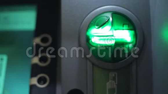 将塑料卡插入ATM机视频的预览图