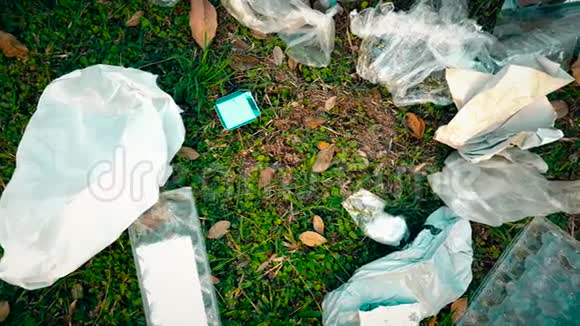 园区内散落垃圾桩环境污染问题的概念4K视频视频的预览图