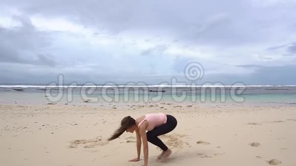 女子在海边训练有氧运动晨练体操视频的预览图