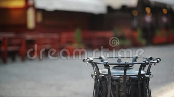 在城市的街道上女性在垃圾桶上扔空咖啡杯在背景舒适的咖啡馆里视频的预览图