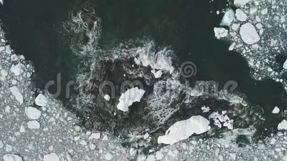 海浪雪岩冰川高空俯视视频的预览图