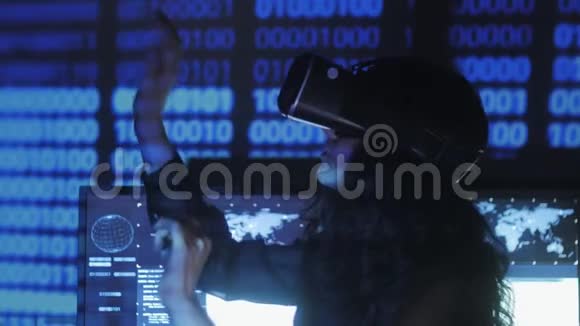 女性黑客程序员使用虚拟现实头盔进行编程未来的IT技术视频的预览图