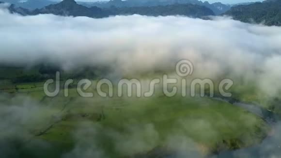 浓雾笼罩着山谷和奇异的山脉天空笼罩着视频的预览图