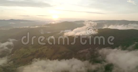 美丽的波兰山和五彩缤纷的天空中日落4K视频的预览图