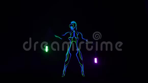 霓虹灯表演一个穿着发光西装的男人旋转着五颜六色的灯光视频的预览图