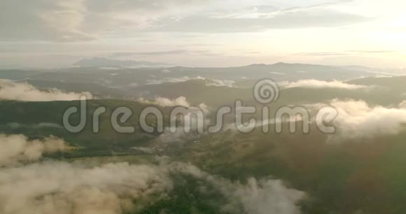 美丽的波兰山和五彩缤纷的天空中日落4K视频的预览图