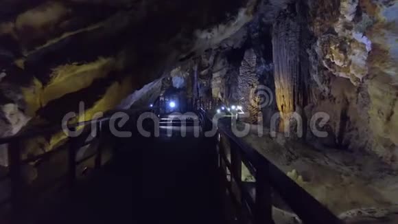 神秘洞穴中的钟乳石窗帘穿过墙壁视频的预览图