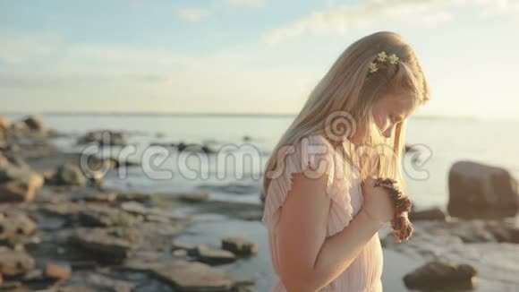 女孩低头看着岸上的水惊讶地转过头来视频的预览图