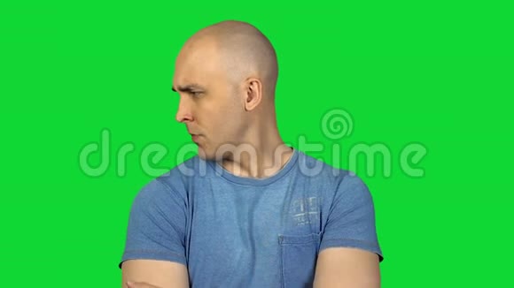 在绿色背景上打哈欠的秃头视频的预览图