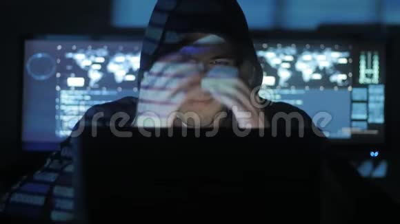 疲惫的黑客电脑工程师想睡觉的肖像视频的预览图