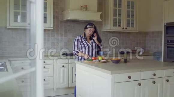丰满的女孩在厨房做饭视频的预览图