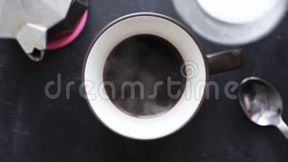 牛奶被倒进咖啡里视频的预览图