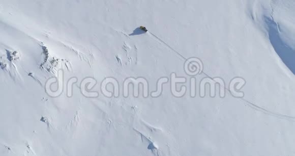 滑雪道乘坐雪面空中跟踪射击视频的预览图