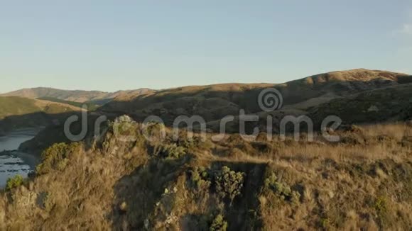 日落时分在美丽的新西兰山上漫步视频的预览图