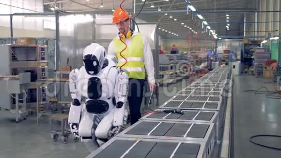 工厂工程师控制机器人而它与工具一起工作4K视频的预览图