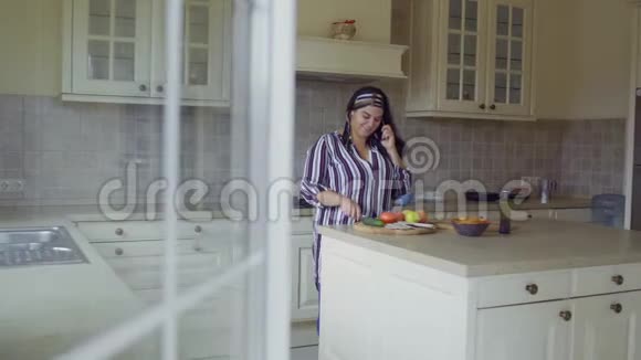 丰满的女孩在厨房做饭视频的预览图