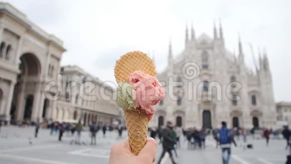 意大利冰淇淋蛋卷在米兰的迪奥莫广场的背景上手捧着视频的预览图