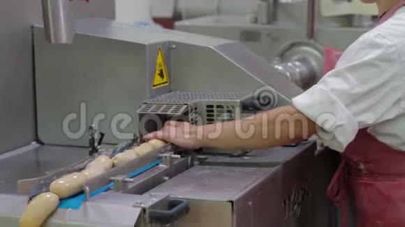 香肠厂工人生产香肠视频的预览图