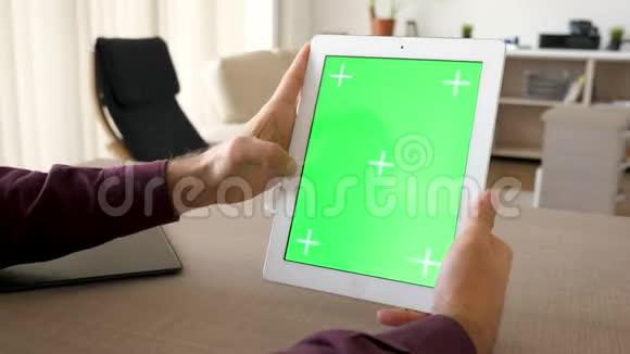 平板电脑在垂直位置与绿色屏幕色度模拟由男性手持有视频的预览图