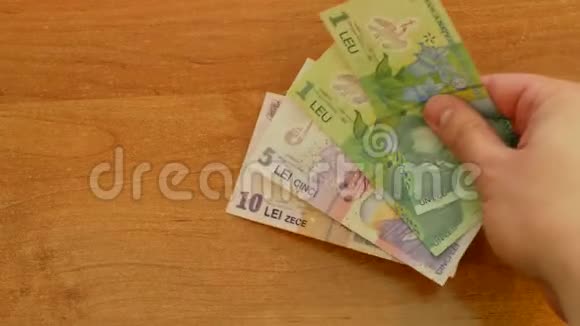 把欧元的钱摊在桌子上视频的预览图