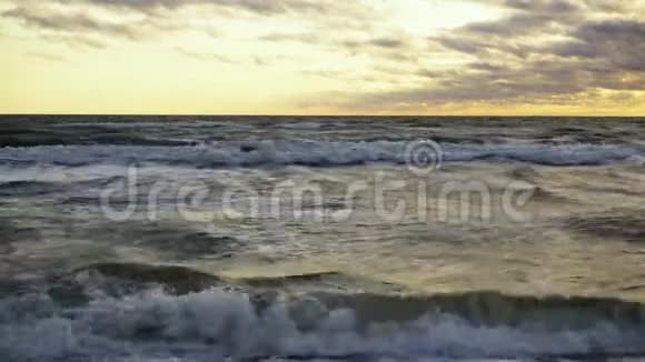 夕阳下的小浪视频的预览图
