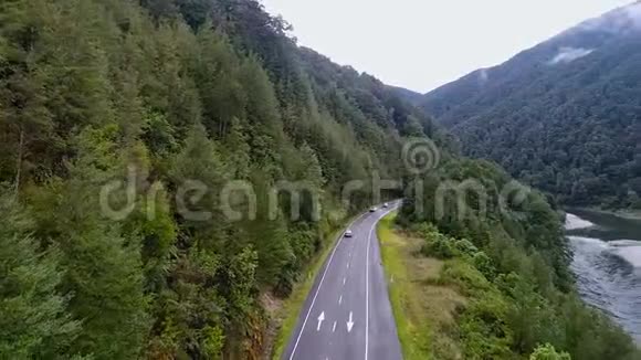 这条路靠近群山和山河什维列夫视频的预览图
