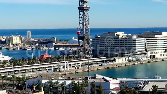 巴塞罗那港和红轮船从蒙朱亚奇出发视频的预览图