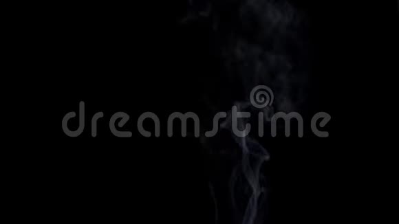 黑色背景下烟雾的慢镜头视频的预览图