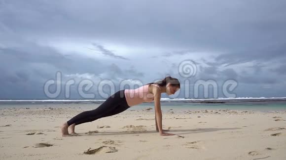 做瑜伽练习的女人女孩训练侧木板姿势视频的预览图