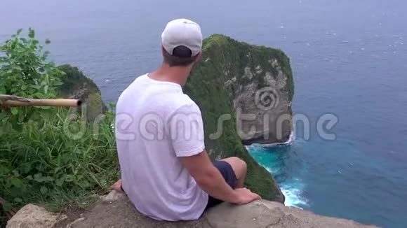 亚洲旅行印度尼西亚努沙佩尼达岛曼塔湾悬崖上的男子视频的预览图