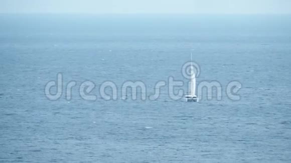 遥远的海上双体帆船视频的预览图