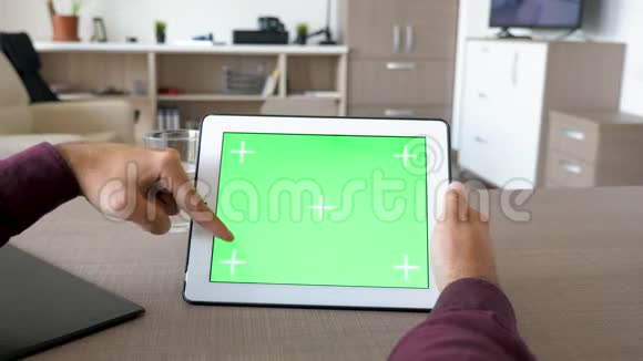 男性手拿着一台数码平板电脑用一个色度模型触摸屏幕视频的预览图