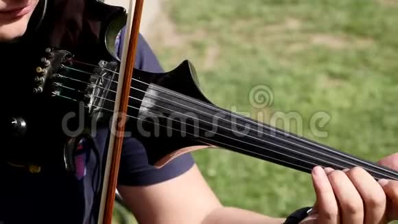 音乐激情爱好理念一个年轻男子穿着优雅的木制小提琴演奏视频的预览图